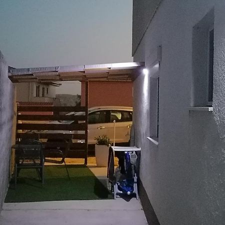 Apartman Lidija Dinjiška Exterior foto