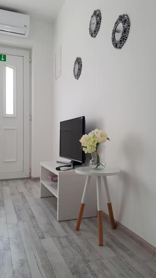 Apartman Lidija Dinjiška Exterior foto