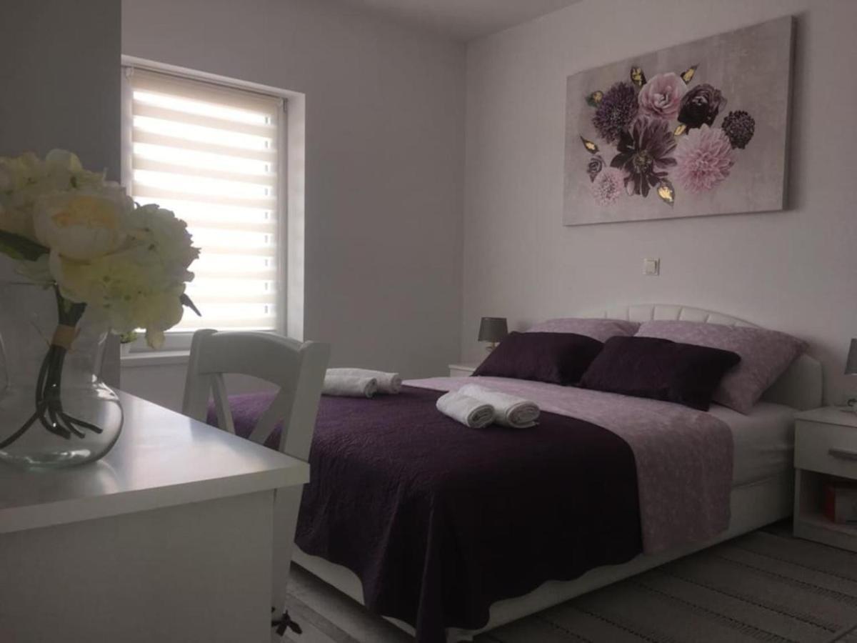 Apartman Lidija Dinjiška Exterior foto